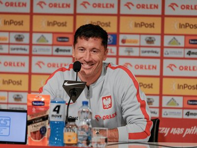 Do jakiego samochodu wsiadł Robert Lewandowski na lotnisku? Uważni obserwatorzy to wiedzą