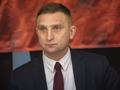 Jest wyrok dla Roberta Bąkiewicza. Sąd skazał go za atak na aktywistkę Strajku Kobiet