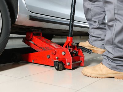 Większość kierowców nie wie, gdzie poprawnie podłożyć lewarek. Błąd i auto uszkodzone
