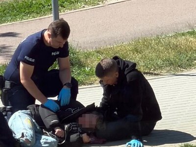 18-latek leżał bezwładnie przed komisariatem w Gdańsku. W jego telefonie była ważna informacja