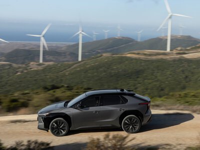 Ten SUV nie tankuje, a może dać sporo spokoju. Toyota gra o zaufanie kierowców