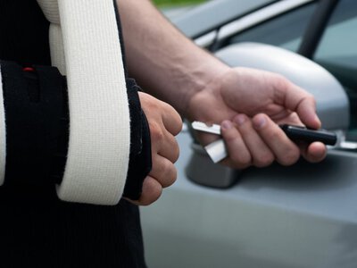 Można prowadzić auto z ręką w gipsie? Policjant podczas kontroli może podjąć dwie decyzje