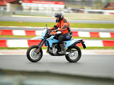 Jest zdecydowanie lepsze niż plecak ewakuacyjny. Uniwersalne Suzuki DR-Z4 powraca na rynek!