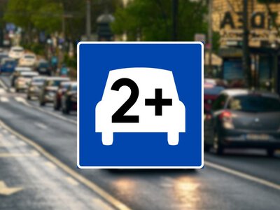 Kierowcy widzą znak 2+ i nie wiedzą, co oznacza. Ten pas daje ogromny przywilej