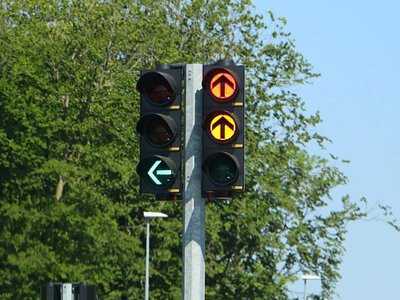 Zielona strzałka świeci, kierowcy zawracają i wpadają w pułapkę. Mandat to nawet 3 tys. zł