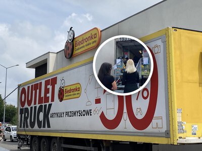 Chaos w naczepie Biedronki. Przed wejściem kolejki. Duże przeceny