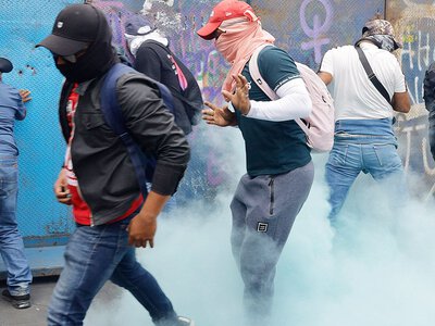 Gazem w nauczycieli. Chcieli wedrzeć się do strefy kibica na MŚ