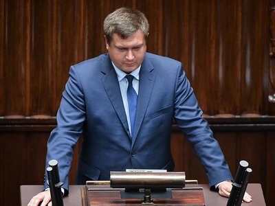 Poseł PiS tłumaczy się po incydencie. „Połączenie alkoholu z lekami”