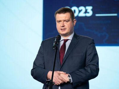 Poseł PiS przeprasza po incydencie. Został wyniesiony z samolotu