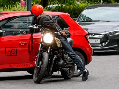 Gęba Cię swędzi?! Motocyklista napadł na kierowcę na Woli. Jest nagranie