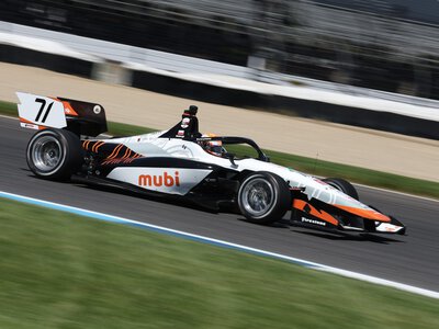 Nowość dla Tymka Kucharczyka – pierwszy wyścig INDY NXT na owalu, na żywo w Motowizji