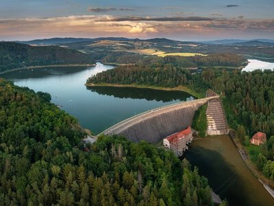 Polskie jezioro znika z mapy. Spuszczają wodę, wszyscy patrzą na dno