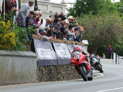 TT 2026: murarz z Irlandii Północnej na KTM 300 pojechał pod prąd na Mountain Road