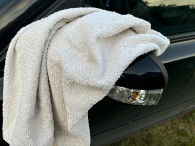 Kierowcy używają go od lat. Biały ręcznik na lusterku to ukryty komunikat