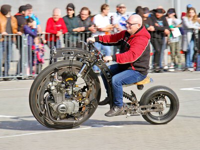 Jaki motocykl kupić, by zwrócić uwagę innych na ulicy?