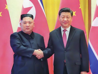 Xi musi utemperować Kima. Przywódca Chin leci do Pjongjangu