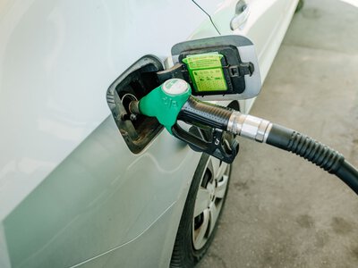 Ceny paliw na weekend. Oto co czeka kierowców na stacjach