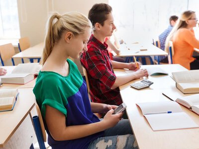 Zakaz używania smartfonów w szkołach przyniósł poprawę zachowania uczniów