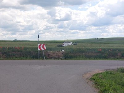 Pijany 16-latek zabrał kluczyki do auta i urządził przejażdżkę. Trzech nastolatków w ciężkim stanie