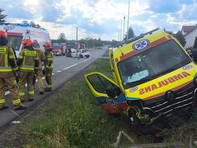 Karetka wiozła pacjenta. Doszło do wypadku. Są ranni