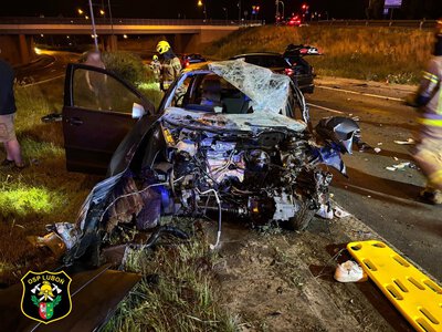 Straszny wypadek w Poznaniu. Z auta aż wyrwało silnik. Dwie osoby w ciężkim stanie