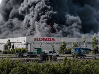 Gigantyczny pożar Montesa Honda. 20 tys. metrów kwadratowych magazynu w ogniu