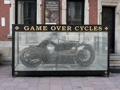 Wiatrówką w szklaną gablotę z customem. Skandal przy Rynku w Rzeszowie