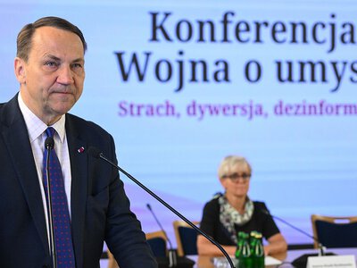 Sikorski ostrzega przed rosyjską propagandą. UE wciąż nieodporna