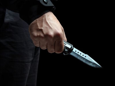 Przyłożył nóż do gardła i zażądał pieniędzy. Usłyszał już zarzuty