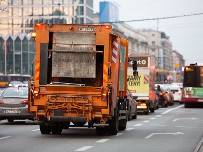 Zarobki kierowców śmieciarek. Tyle dostają na rękę