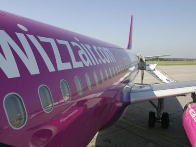 Koniec trybu samolotowego? Wizz Air rzuca wyzwanie rynkowi, a Ryanair liczy koszty