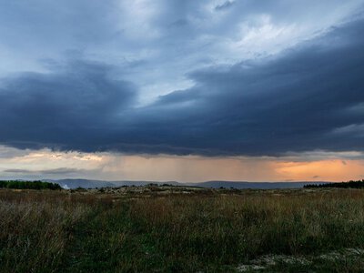 Gwałtowny front burzowy nad Polską. „Służby postawione w stan gotowości”