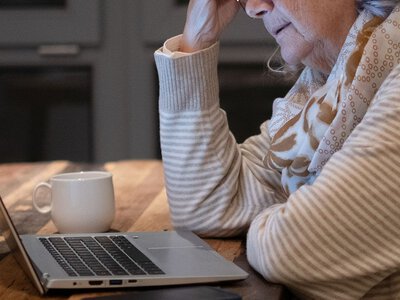 Seniorka chciała zacząć grać na giełdzie. Straciła ogromną kwotę