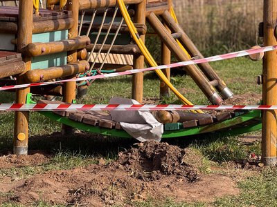 Ciało mężczyzny na placu zabaw. Policja ustala przyczyny śmierci
