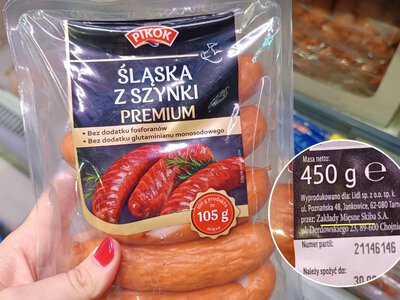 Szynka na śniadanie i kiełbasa na grilla. Zobacz, skąd biorą je Biedronka, Lidl i Carrefour