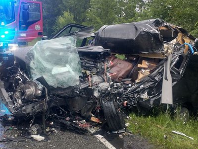 Bus zderzył się z ciężarówką. Pięć osób rannych, jedna nie żyje