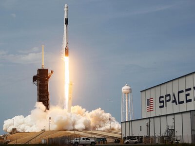 Najsłynniejszy inżynier silników rakietowych chce stworzyć „firmę kurierską” w kosmosie. To były pierwszy pracownik SpaceX