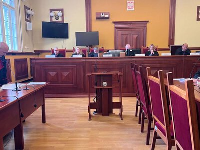 Proces rozpoczyna się w rocznicę brutalnego ataku. Relacja Moniki Kamińskiej
