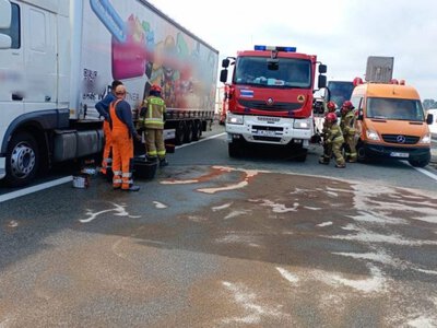 Wyciek paliwa z ciężarówki na autostradzie A1. Policja ostrzega