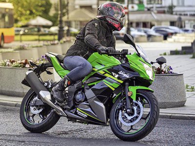 Motocykl 125 cm³ czy 150 cm³ na kategorię B? Czy można mieć więcej mocy?