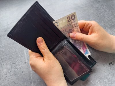 15 zł więcej za jedzenie z dostawą. Nowe przepisy mogą uderzyć po kieszeni