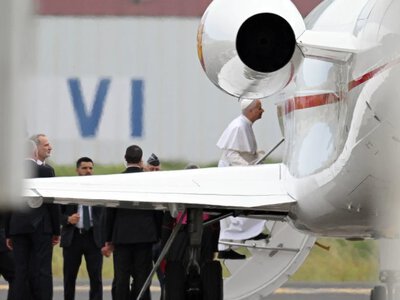 Incydent podczas podróży papieża. Leon XIV niespodziewanie opuścił pokład