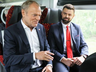 Tusk przyjechał pociągiem do Łomży. „Przywracamy połączenia”