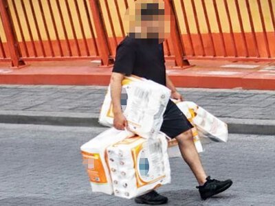 To musiała być pilna potrzeba. Ukradł setki rolek papieru toaletowego