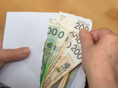 Pieniądze po zmarłym. Tego lepiej nie rób. Fiskus może się upomnieć