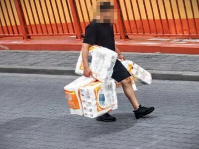 Osobliwa kradzież w Żyrardowie. 42-latek zabrał 1800 rolek papieru toaletowego sprzed marketu