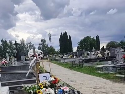 Po pożarze nie ma już niemal śladu. Grób Łukasza Litewki tonie  w kwiatach. Mogiłę odwiedzili nietypowi goście