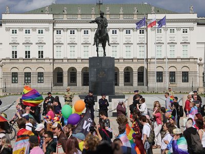 Parada Równości przeszła ulicami Warszawy. „Wpisała się klimat i historię”