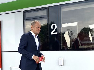 Łomża wraca na kolejową mapę. W pierwszym pociągu premier Tusk