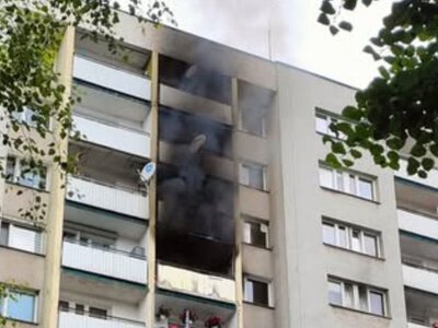 Pożar mieszkania w Raciborzu zaczął się na balkonie. Cztery osoby wymagały pomocy
